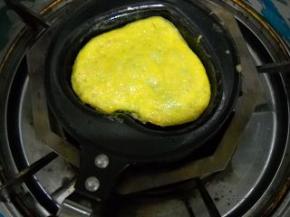 稍稍凝固，翻一面，煎一会即可。