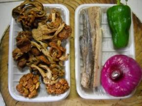 准备好滑子菇、洋葱、青椒。