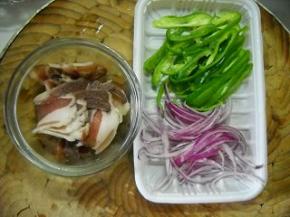 腊肉切片；洋葱、青椒洗净切丝备用。