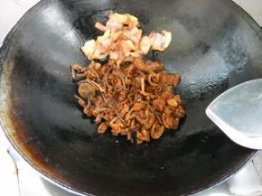 倒入滑子菇，翻炒均匀。