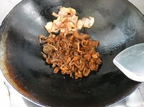 倒入滑子菇，翻炒均匀。