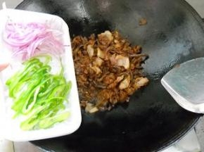 加入青椒和洋葱，炒匀。
