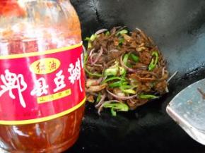 加入郫县豆瓣，炒匀。调好味盛入盘中（如能用锅仔边煎煮边吃，味道更好）。