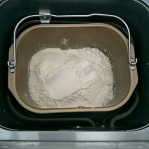 面团材料除黄油外，全部放面包机揉成团