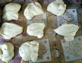 取出发酵好的面团按压排气，均分成八份