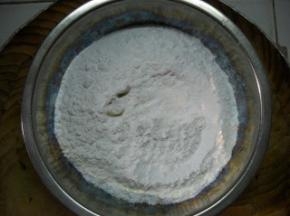 准备好糯米粉。