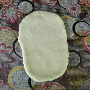 取一个面团擀开，边上气泡拍掉