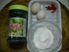 准备好藕粉、鸽蛋、枸杞子、糖桂花。