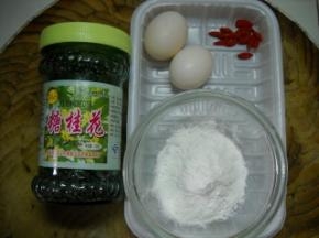 准备好藕粉、鸽蛋、枸杞子、糖桂花。