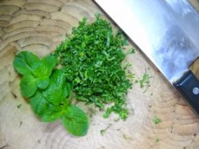 薄荷叶洗净，切碎。鸽蛋磕破于碗中备用。