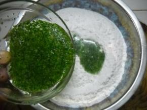 薄荷碎用温开水浸泡出汁；倒入糯米中。