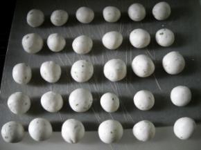 分别做好有一角硬币大小薄荷汤圆若干个。