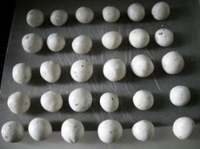 分别做好有一角硬币大小薄荷汤圆若干个。