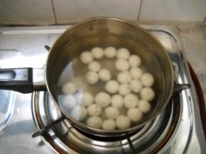 锅中水开，下入薄荷汤圆。