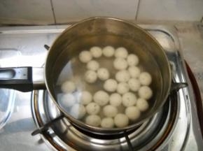 锅中水开，下入薄荷汤圆。