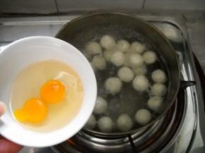 煮开后，倒入鸽蛋。