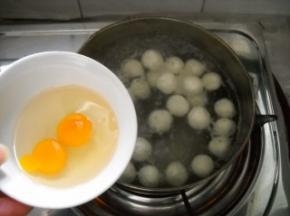 煮开后，倒入鸽蛋。