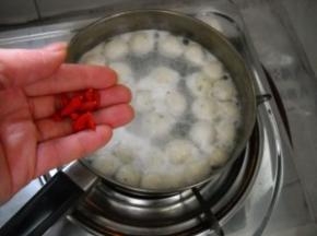 煮开后，加入枸杞子。