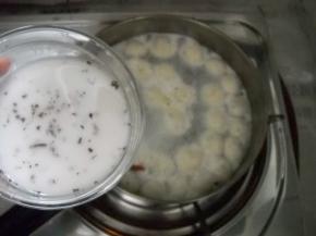 倒入桂花藕粉汁，快速搅拌均匀（以免糊锅）；煮开即可装碗。