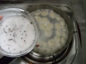 倒入桂花藕粉汁，快速搅拌均匀（以免糊锅）；煮开即可装碗。