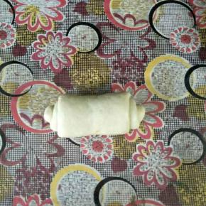 从上往下卷起，捏紧收口