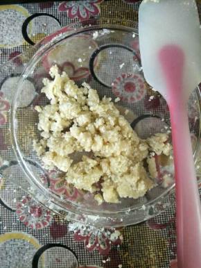 加入适量玉米油拌匀成酥粒状