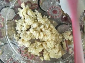 加入适量玉米油拌匀成酥粒状