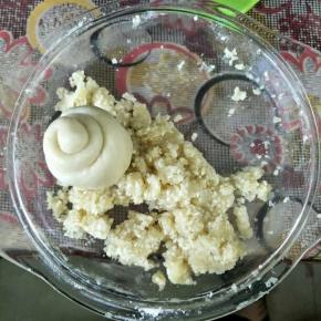 面团切口蘸一层脆底