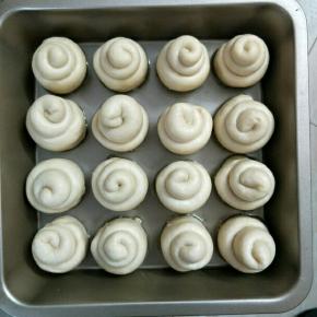 烤盘倒些玉米油(可以稍微多些)，酥底朝下压实摆放