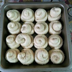 表面喷少许水，撒适量芝麻