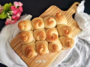 放入烤箱中下层180度烤18分钟，出炉表面刷上蜂蜜水脱模