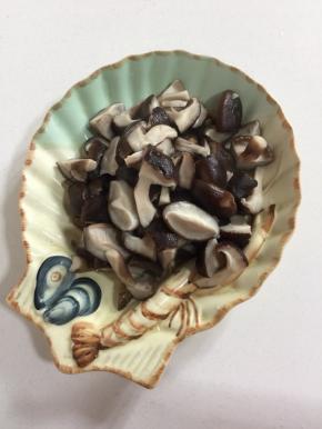 焯好水的香菇挤干水份备用！