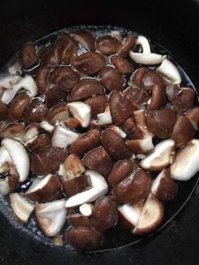 香菇用剪刀剪成小块儿，清洗干净！水烧开后，加入一勺盐和几滴油，放入香菇焯水2分钟左右！