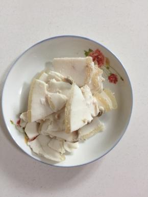 熟猪肉切成薄片备用！