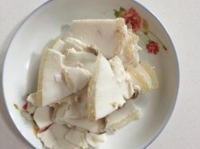 熟猪肉切成薄片备用！