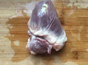 半个猪心洗干净血水