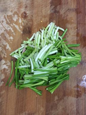 葱洗净切成葱段备用！