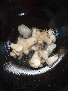 锅烧热放入熟猪肉煸炒至肉片变色，微卷！