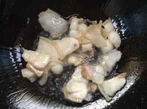 锅烧热放入熟猪肉煸炒至肉片变色，微卷！