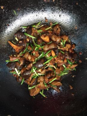 起锅前加入葱段和鸡精翻炒均匀即可！