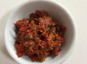 这就是今天的秘密武器—�—�辣椒黄豆酱。这个辣椒黄豆酱是我自己做的哦，味道特别棒！