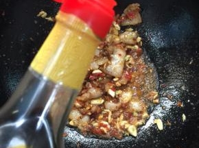 加入一勺红烧酱油翻炒均匀，