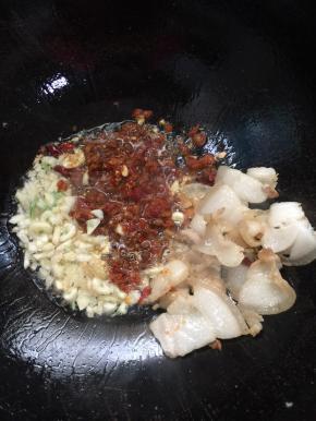 把多余的油倒在干净的容器里，留少许底油，放入生姜，蒜瓣，花椒，干辣椒，辣椒黄豆酱炒香！