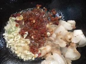 把多余的油倒在干净的容器里，留少许底油，放入生姜，蒜瓣，花椒，干辣椒，辣椒黄豆酱炒香！
