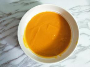 蒸熟的南瓜放入料理机加水打成糊糊