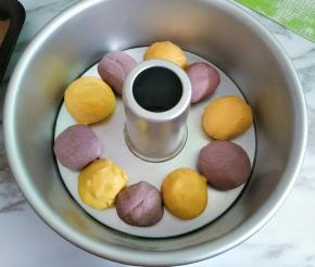 中空模具刷油防粘，面团颜色间隔的放入