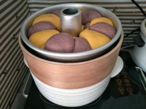 蒸锅水开后，放入蒸半个小时左右，焖5分钟再掀盖