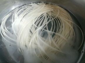 龙须面开水下锅煮软。（不必煮熟，因为后面还会蒸。）