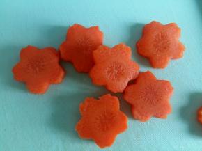 胡萝卜切片压成花型。