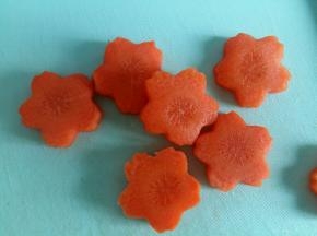 胡萝卜切片压成花型。